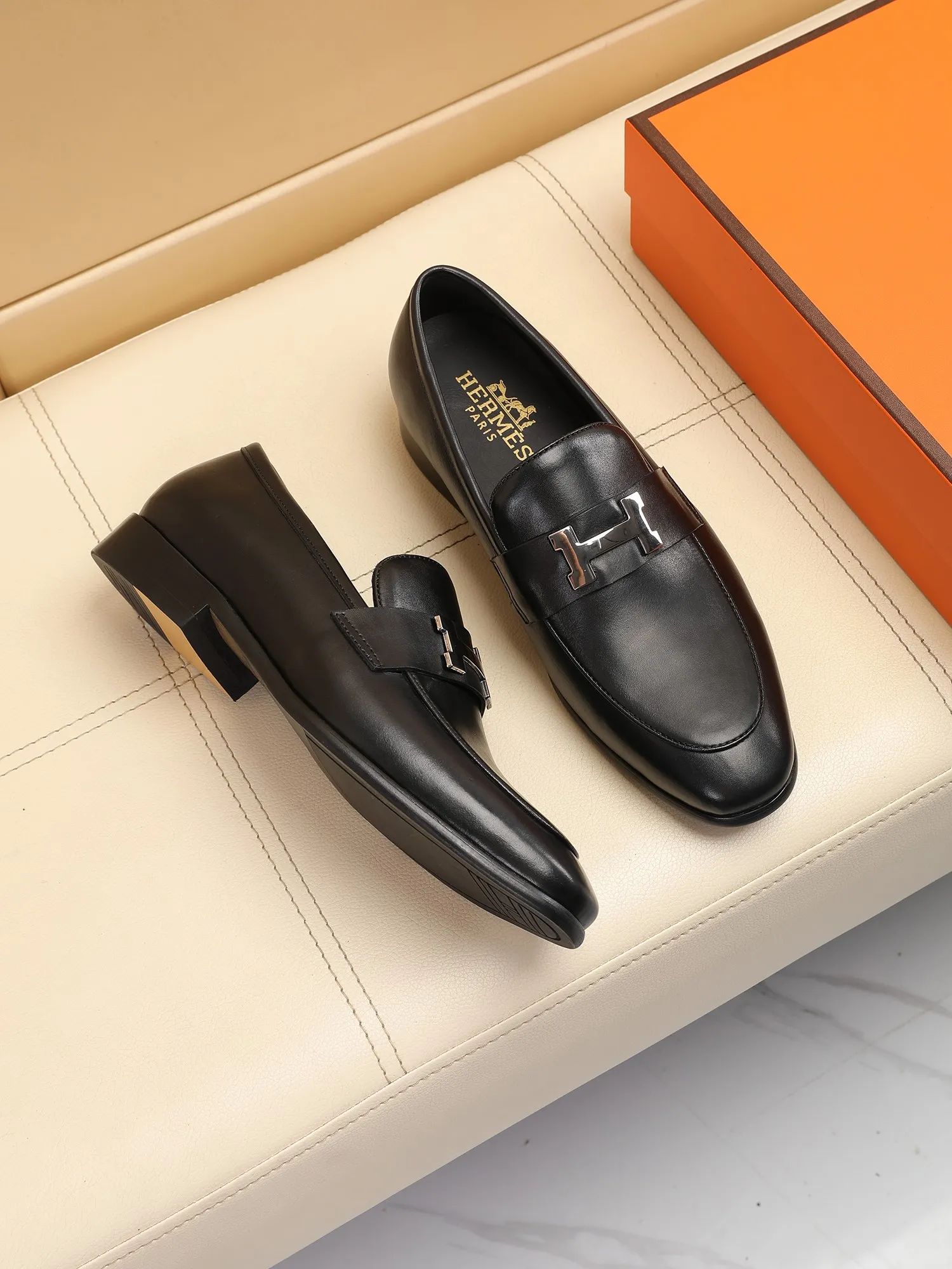 Factory price 460💶[HERMES] (cowhide lining)🍀Italian top luxury🍀He does not pursue novel styles and gorgeous colors, but attracts the favor of successful men with his flawless, elegant and classic style! This very, very comfortable, simple and stable style makes it easy to match any style! The pattern is absolutely 1:1 refined from the original case, and we strive for excellence in materials, imported cowhide + cowhide lining💪💪💪extraordinary texture👍! .Code number: 39 to 44 (38.4546 customized)